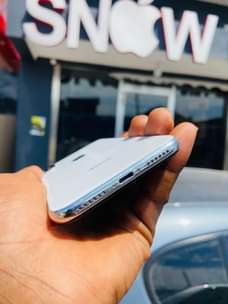 A picture of i phone x clean gb 64