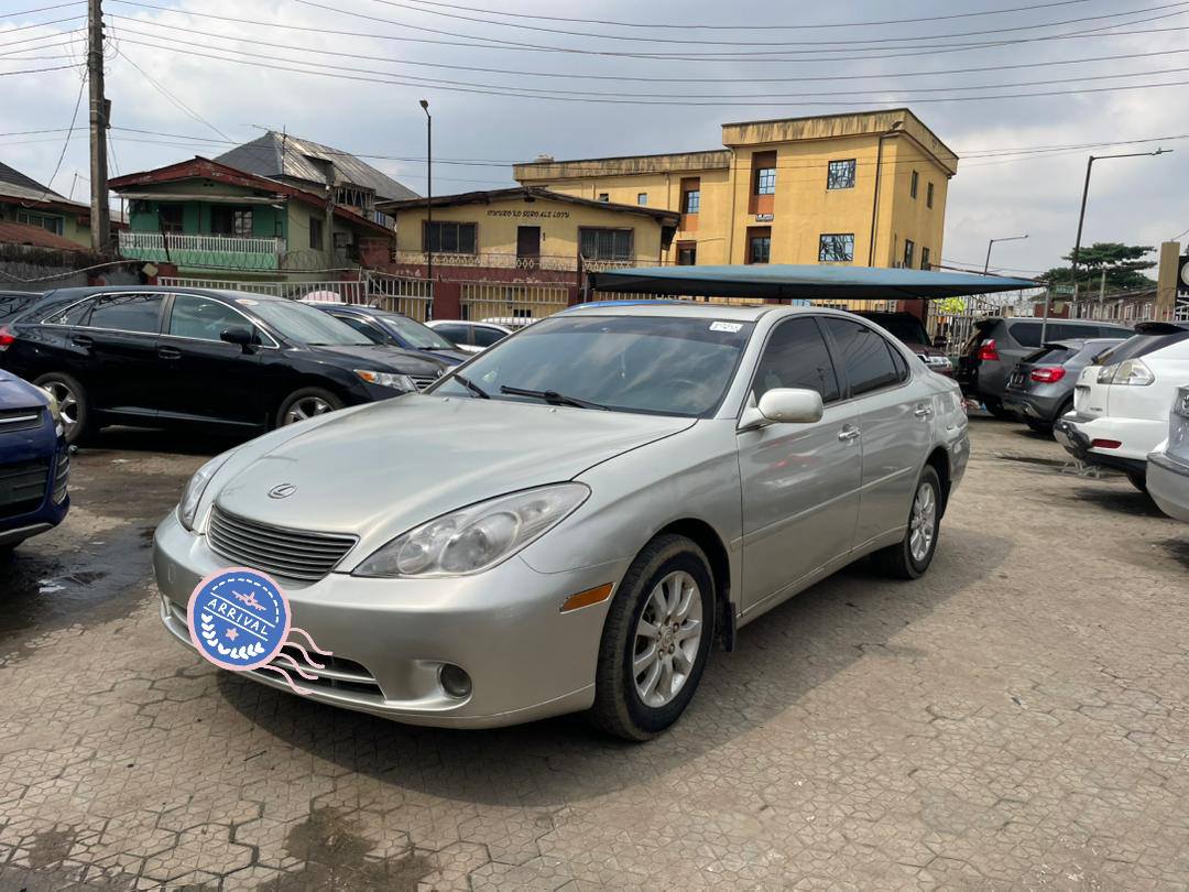 A picture of Clean registered Lexus es330