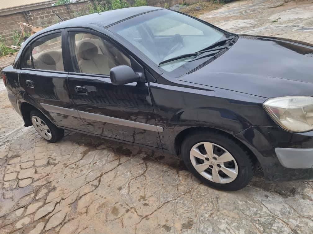 A picture of 2005 Kia rio