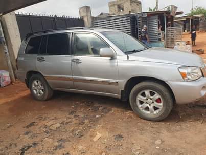 A picture of Clean Nigerian Used Silver Toyota Highlander 2004 First body Leather