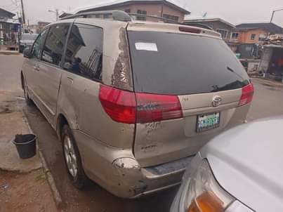 A picture of Toyota Siena