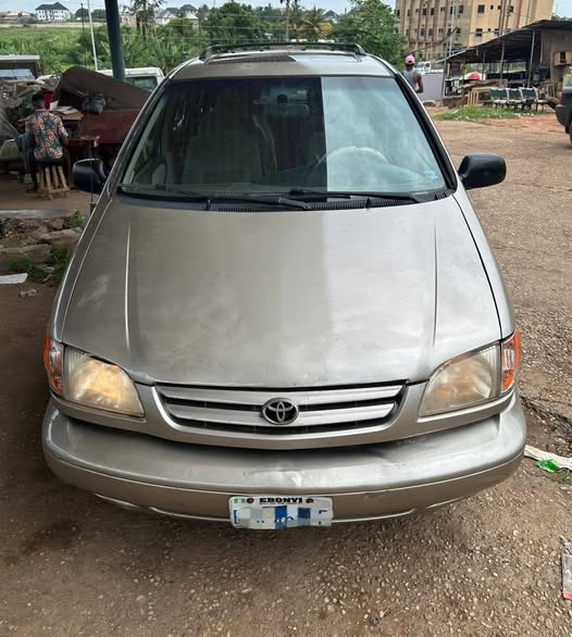 A picture of Toyota sienna 09011850448
