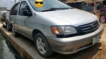 A picture of Clean Painted Toyota Sienna 2002