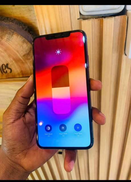 A picture of Iphone 11plain 64gb 410 000