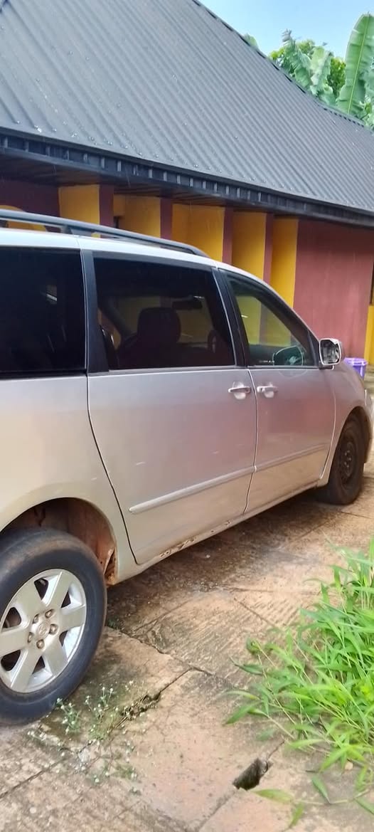 A picture of A neatly used Toyota Siena