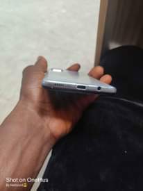 A picture of Samsung a71 8gb 128gb very neat but screen atimes doesn