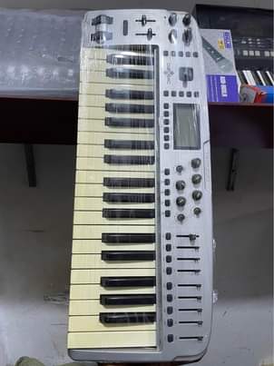 A picture of M Audio Ozonic controller