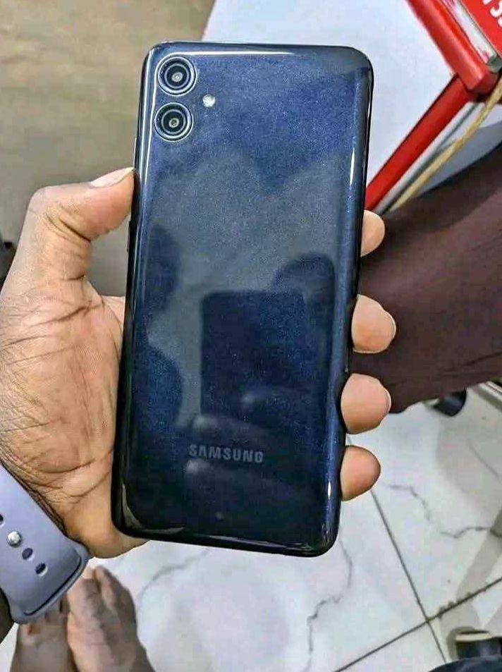 A picture of SAMSUNG A04E
