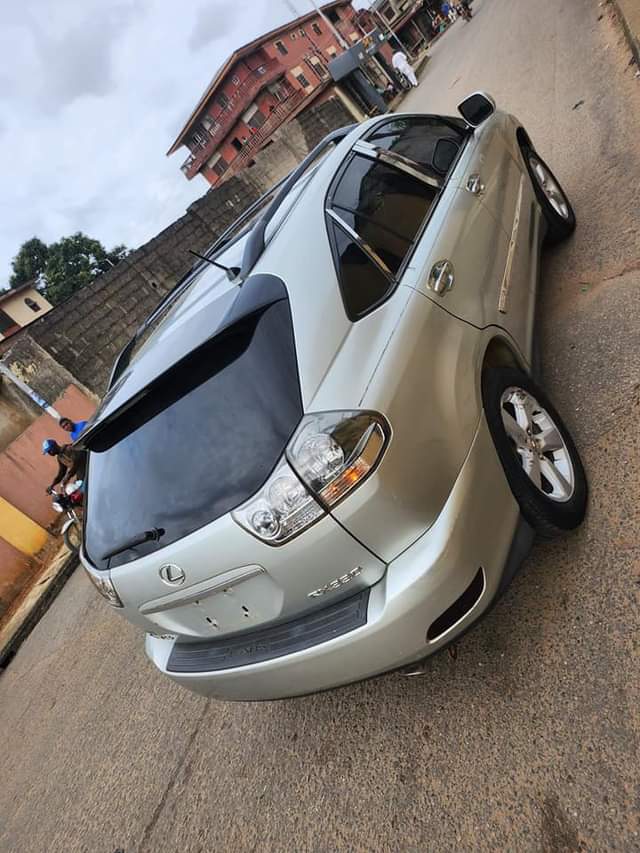 A picture of Lexus RX330