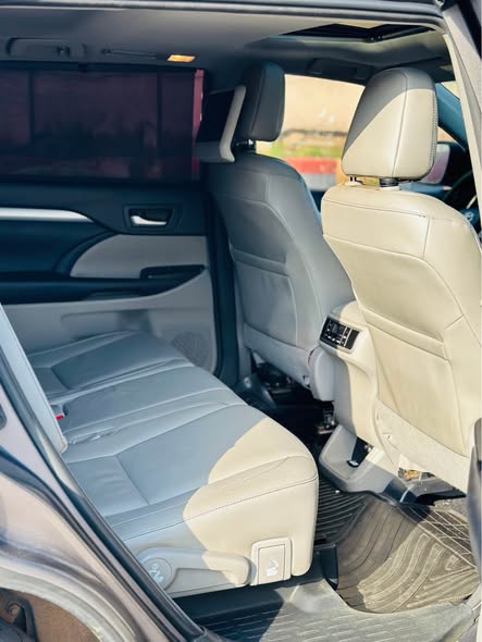 A picture of TOYOTA HIGHLANDER XLE 2018