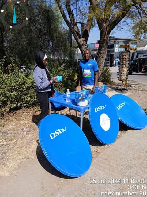 A picture of Dstv decoda pamoja na dishi lake pia