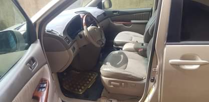 A picture of Toyota sienna 2005 xle