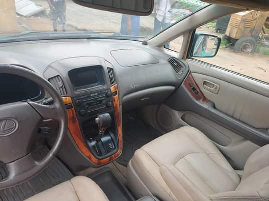 A picture of Lexus 300