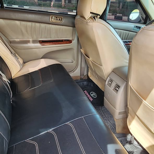 A picture of XLE 2004 CAMRY BIG DADDY COMES WITH A V6 ENGINE