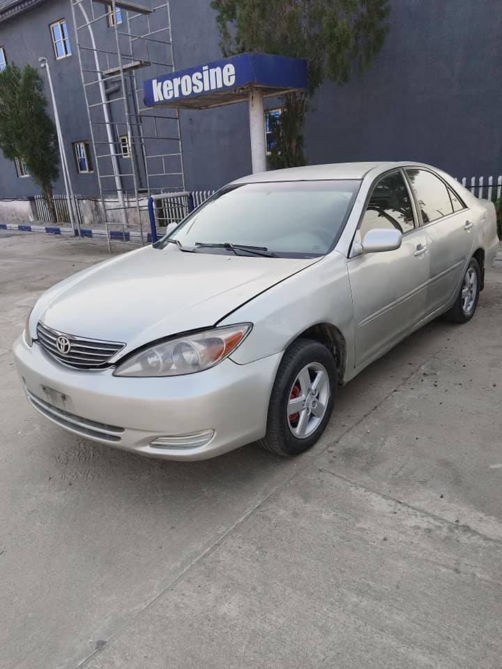 A picture of TOYOTA Camry LE 2003