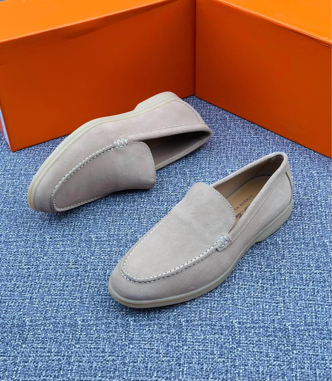 A picture of Casual shoesFULL BOX