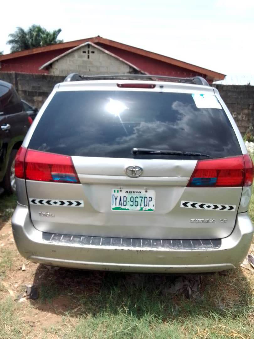 A picture of DISTRESS Clean Registered 2005 Sienna v6