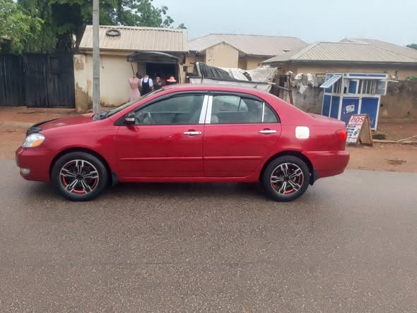 A picture of 2005 Toyota Corolla LE 05