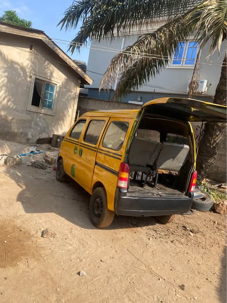 A picture of Mini bus belt engine and also a manual transmission