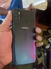 A picture of Infinix s5 ipo sokoni Ram 4 storage 64 Aina changamoto