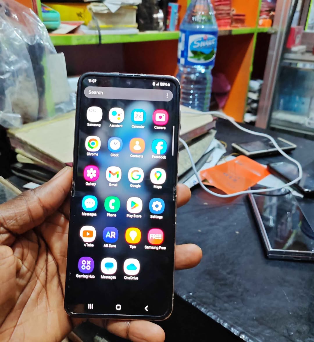 A picture of Samsung galaxy flip4 8gb 128gb