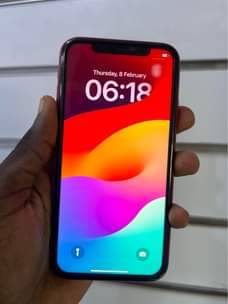 A picture of Valentine iPhone 11 64gb 900k only red color 0759979422