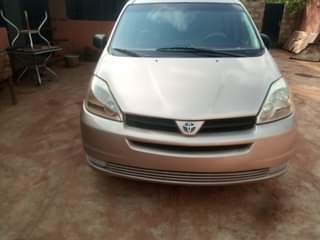 A picture of Toyota sienna 2005 foreign used
