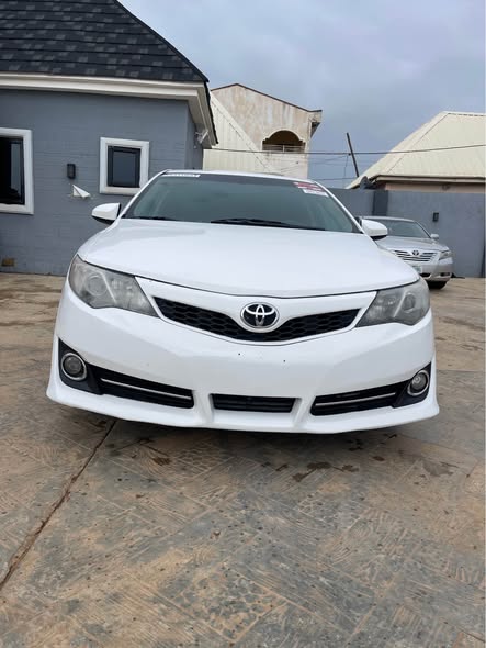 A picture of TOYOTA CAMRY SE 2013