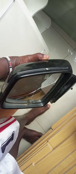A picture of Am selling a used side mirror for a Mercedes Benz