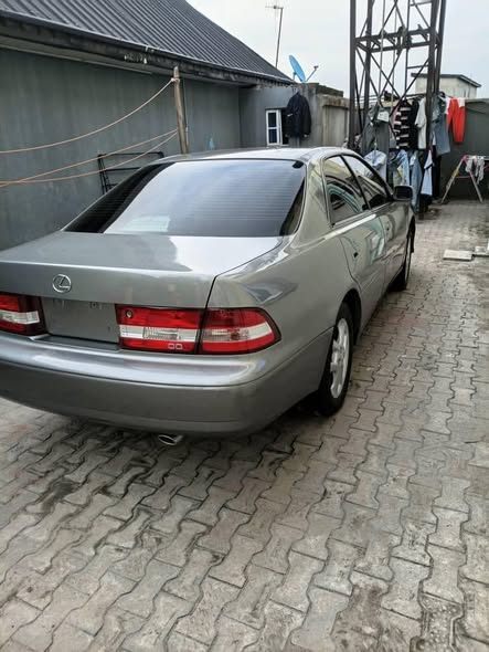 A picture of 2002 Toyota lexus
