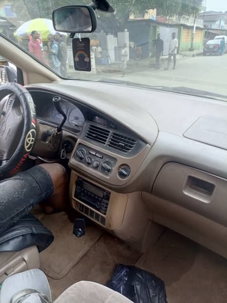 A picture of Toyota Sienna 2002
