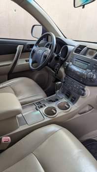 A picture of For sale highlander 2010 neatly used 6plugs 3 seaters location
