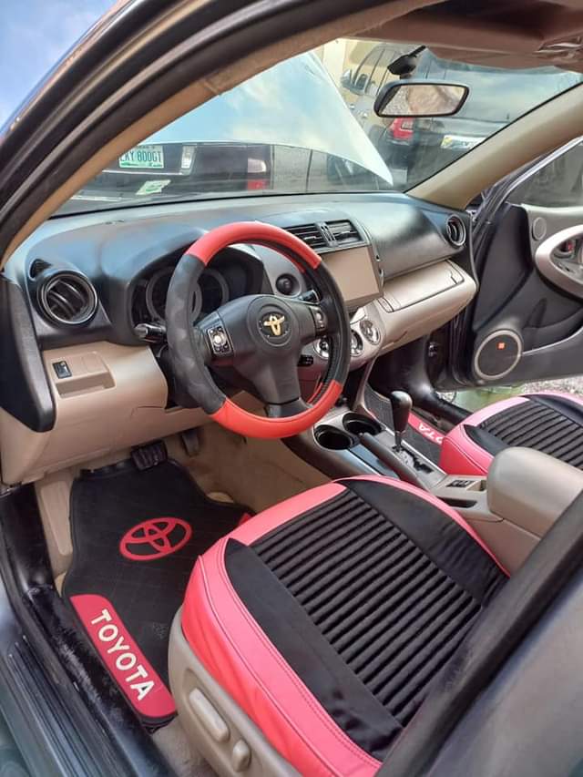 A picture of Toyota RAV4 2007model Limited Edition leather interior DVD reverse brand