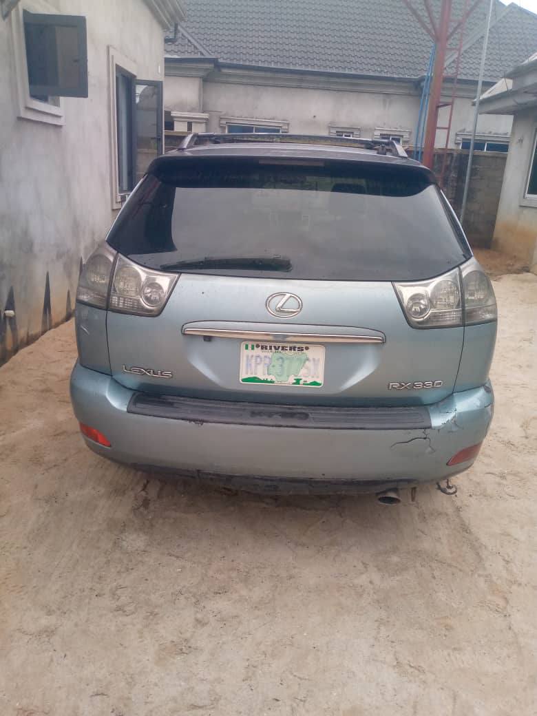 A picture of Lexus rx330 for sale engine has top noise