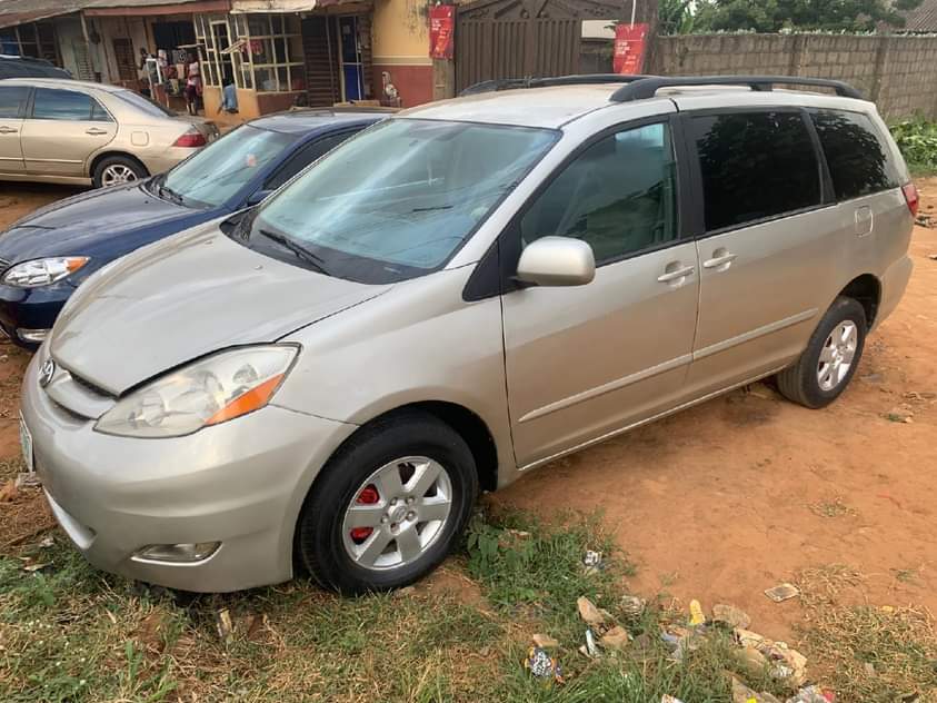A picture of Super Clean Nigerian Used Toyota Sienna 06 Repainted Clean Fabric