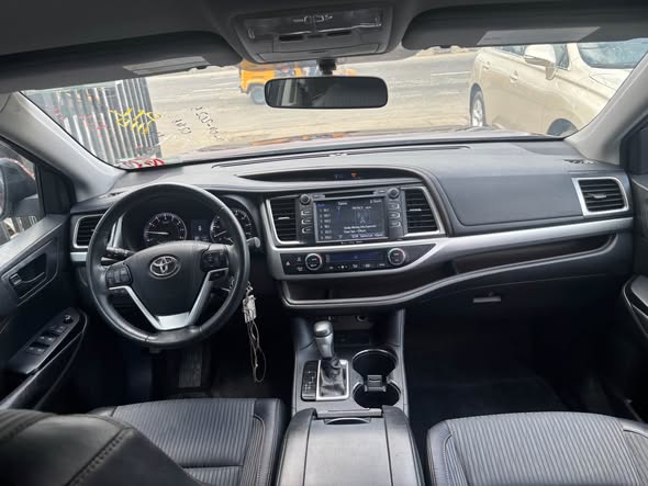 A picture of Toyota Highlander 2017