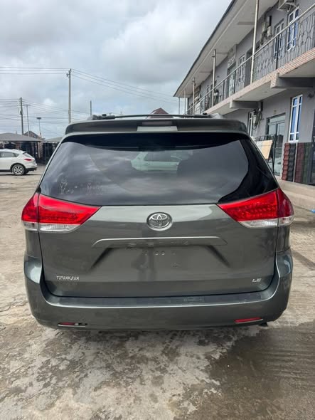 A picture of TOYOTA SIENNA LE 2014