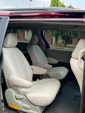 A picture of 234 813 013 6002 Toyota Sienna Used 2011 Very sharp