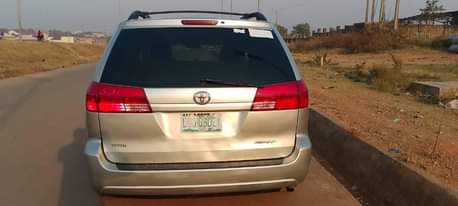 A picture of 2005 sienna with untampered silent engine gear ac needs small