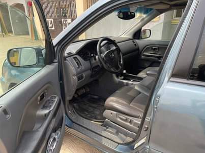 A picture of 2004 Honda pilot 2004