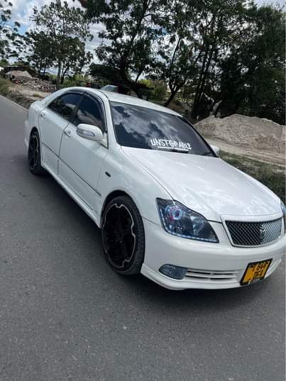 A picture of Toyota crown