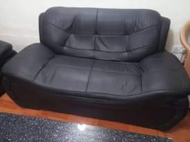 A picture of 5 seater soft pure black leather sofas .one month used