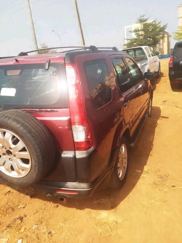 A picture of 06 Honda CR V is available for sell