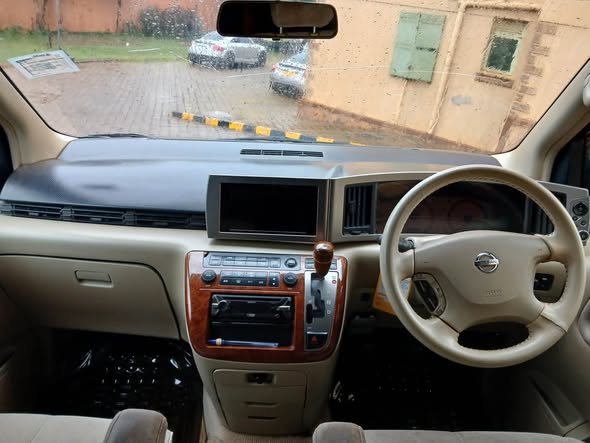 A picture of Nissan elgrand 8m