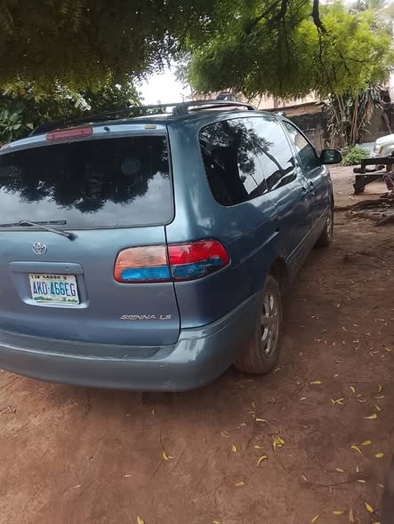 A picture of Toyota sienna 2002 model