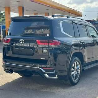 A picture of Land Cruiser V8 Ya mwaka 2022 23 Bei Milioni 420