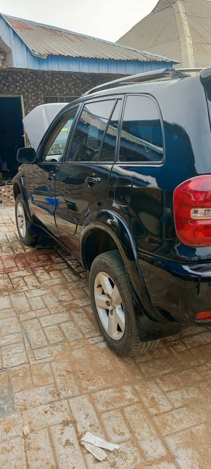 A picture of 05 Toyota Rav4