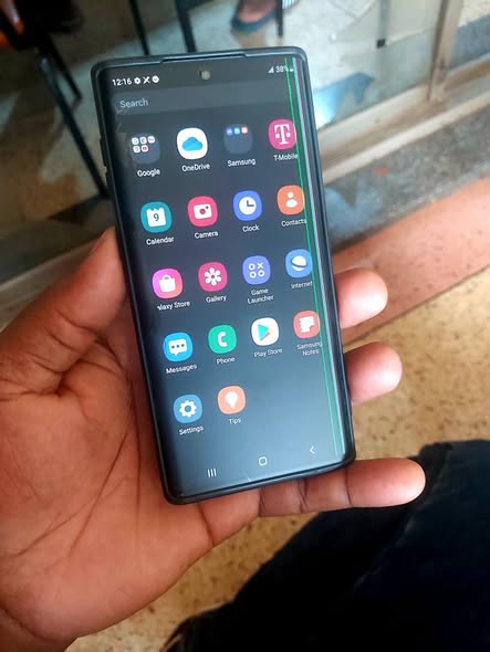 A picture of Samsung galaxy note10 256gb 8gbram clear cameras Cracked but working