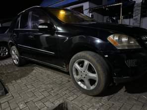 A picture of Distress Extremely clean first body ml350 2006 with engine and
