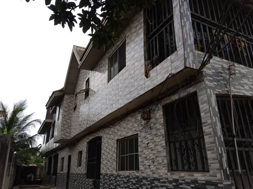 A picture of 2 unit of 2 bedroom flats 4 unit of room